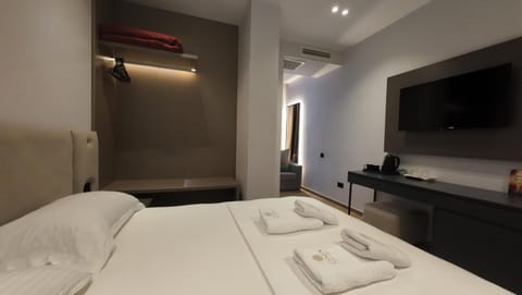Bed, TV and multimedia, Photo of the whole room, Bedroom, towels, air conditioner