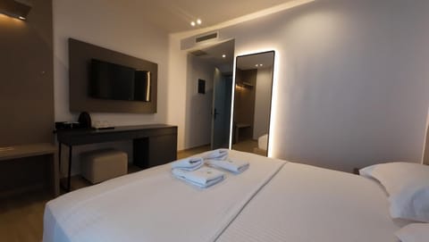 Bed, TV and multimedia, Photo of the whole room, Bedroom, towels, wardrobe