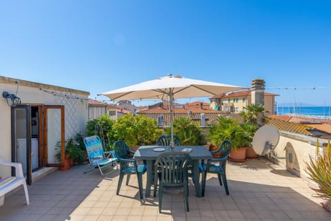 Property building, Balcony/Terrace, Living room
