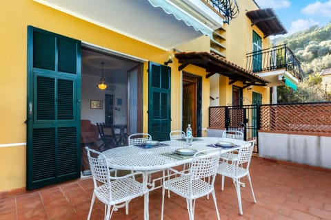 Property building, Day, Balcony/Terrace