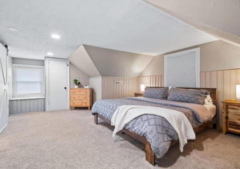 Bed, Photo of the whole room, Bedroom, wardrobe