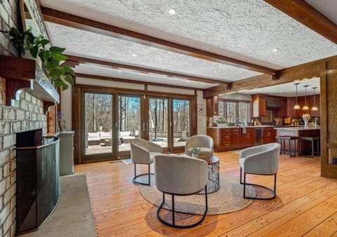 Kitchen or kitchenette, Seating area