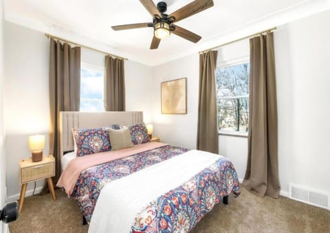 Bed, Photo of the whole room, Bedroom