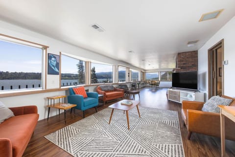 Inventor's Cottage House in Underwood