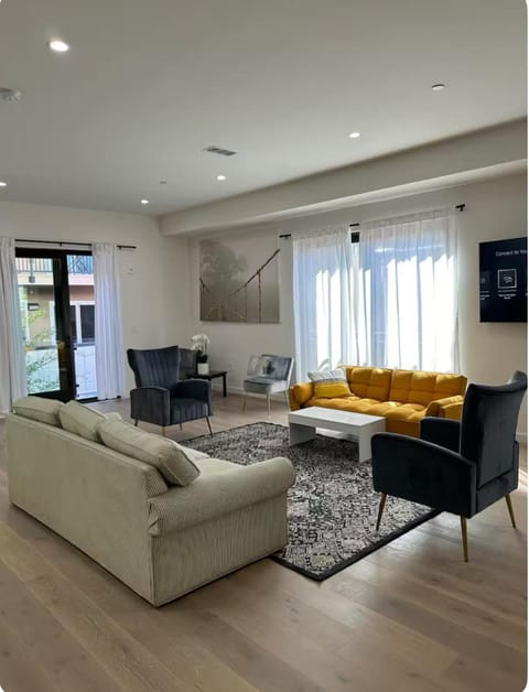 TV and multimedia, Kitchen or kitchenette, Living room, Seating area, Dining area