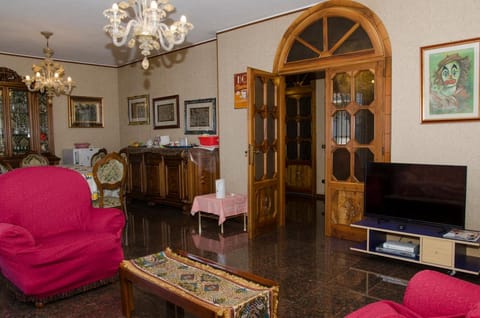 Communal lounge/ TV room, TV and multimedia, Living room, Lounge or bar, Seating area, Evening entertainment
