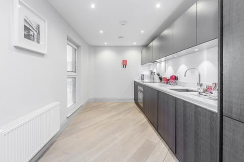 Roomspace Serviced Apartments - The Quadrant Condo in Richmond