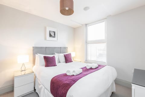 Roomspace Serviced Apartments - The Quadrant Condo in Richmond