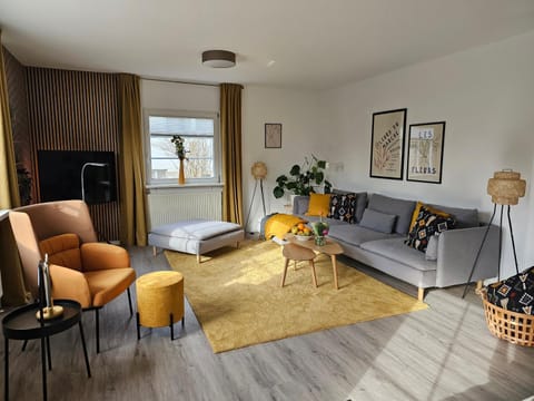 TV and multimedia, Living room, Photo of the whole room, Seating area, Dining area