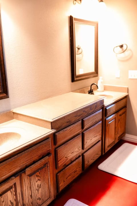 Luxury 4br home, 2 king,1 queen, 3bed, 4tv House in Wichita Falls