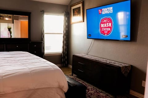 Luxury 4br home, 2 king,1 queen, 3bed, 4tv House in Wichita Falls