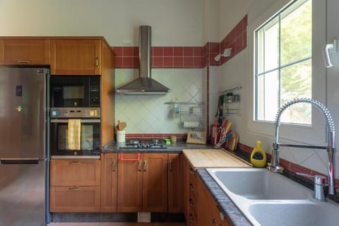 Kitchen or kitchenette, oven, stove