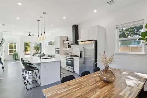 Kitchen or kitchenette, Dining area, oven, stove