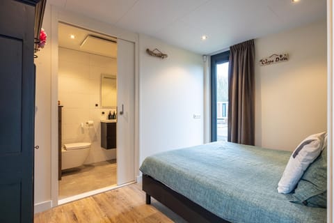 Bed, Bathroom, Bedroom