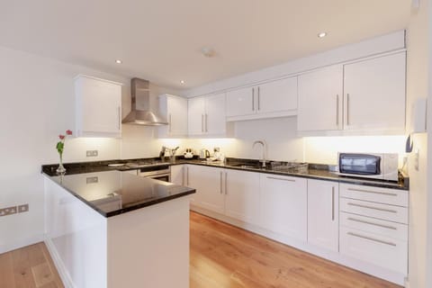 Roomspace Serviced Apartments - Marquis Court Condo in Epsom