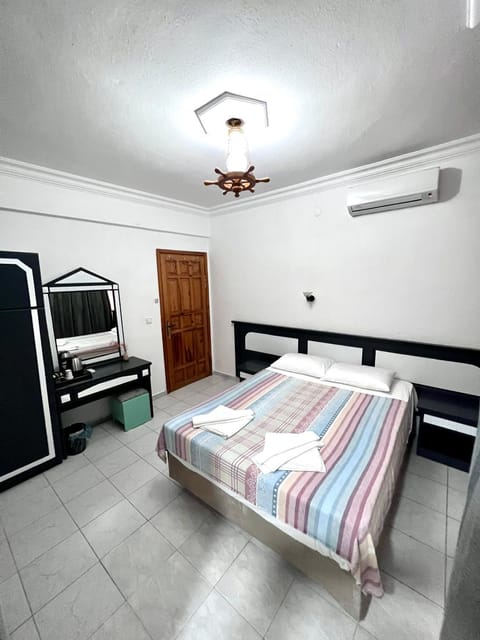 Bed, Photo of the whole room, air conditioner