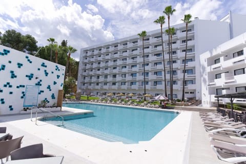 Property building, Day, Swimming pool, sunbed