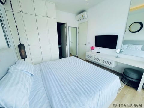 Bed, TV and multimedia, Photo of the whole room, Bedroom, wardrobe, air conditioner