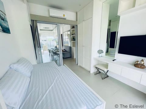 Bed, TV and multimedia, Photo of the whole room, Bedroom, air conditioner