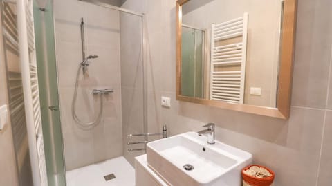 Shower, Toilet, Bathroom, bidet, towels