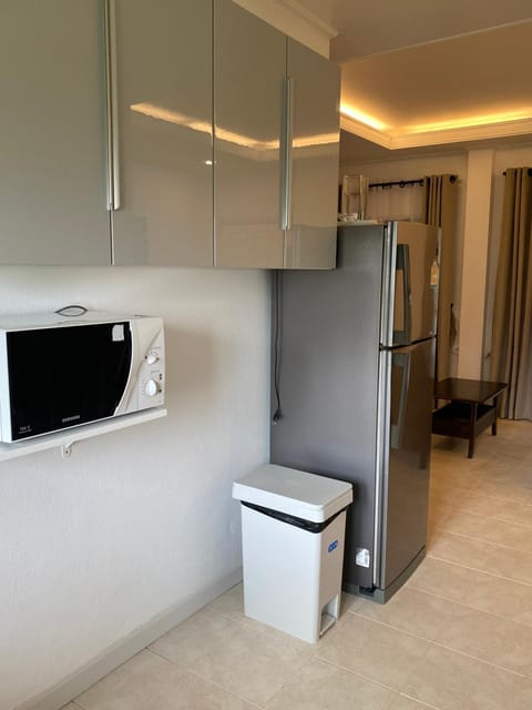 Kitchen or kitchenette, minibar