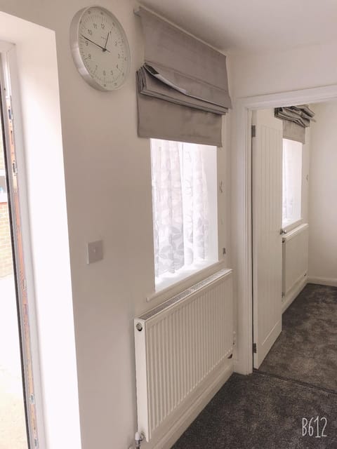 Flat 2 - Entire Modern Two Bedrooms home with en-suite & free parking close to QMC, City centre and Notts uni - Self check in Bed and Breakfast in Nottingham