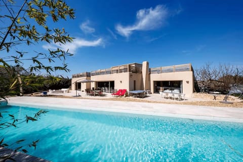 Property building, Day, Pool view, Swimming pool