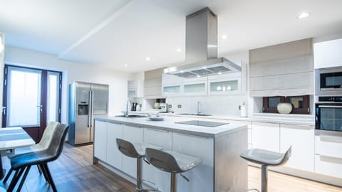 Kitchen or kitchenette, Seating area