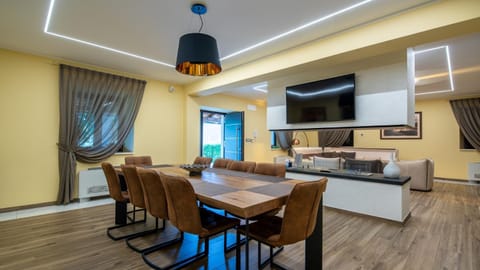 Living room, Seating area, Dining area