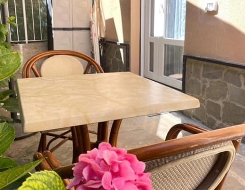 Patio, Day, Garden, Seating area, Dining area