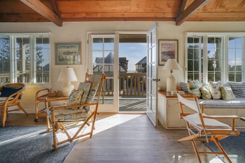 Gated Lakefront Estate - Seaside with Private Beach House in Carlsbad