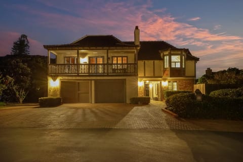 Gated Lakefront Estate - Seaside with Private Beach House in Carlsbad