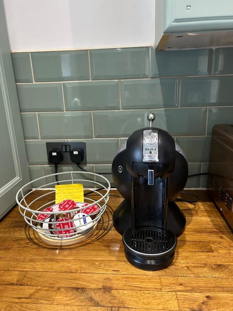 The Little Green Cosy Cottage House in Bury