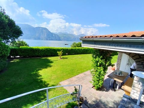 Property building, Day, Garden, Garden view, Lake view