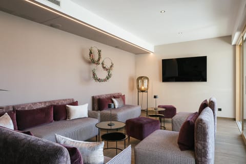 Communal lounge/ TV room, Facade/entrance, TV and multimedia, Lounge or bar, Decorative detail, Seating area