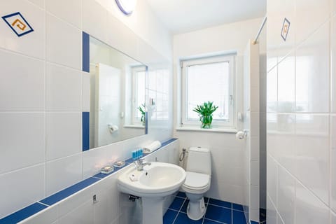 Shower, Toilet, Bathroom, Photo of the whole room, towels