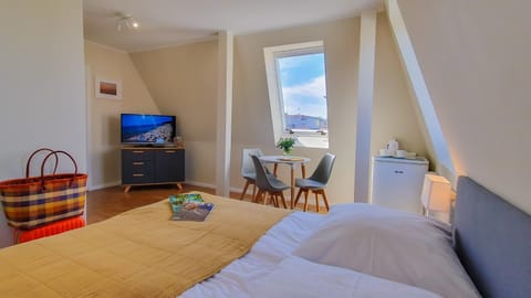 Bed, TV and multimedia, Photo of the whole room, Seating area