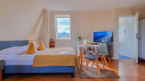 Bed, TV and multimedia, Photo of the whole room, Seating area