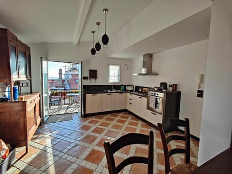 Coffee/tea facilities, Kitchen or kitchenette, Dining area, dishwasher, oven, stove, toaster