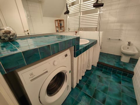 Toilet, Bathroom, Bath, towels, washing machine