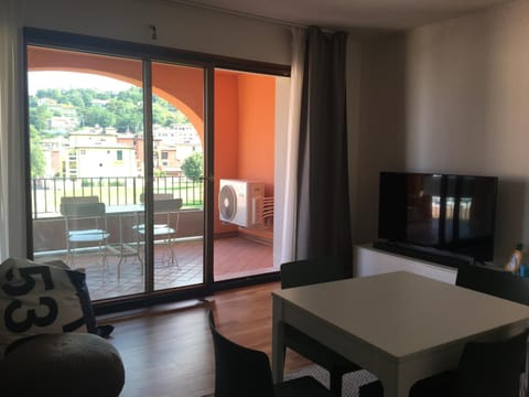 TV and multimedia, Living room, Garden view