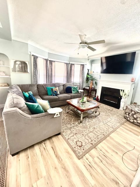 TV and multimedia, Living room, Seating area, Evening entertainment, fireplace