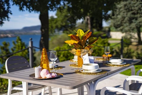 Day, Natural landscape, Dining area, Lake view, Mountain view