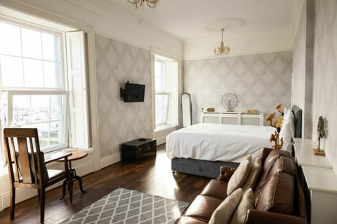 Beach Views Elegant & Modernised 5BD Period Home House in Tramore