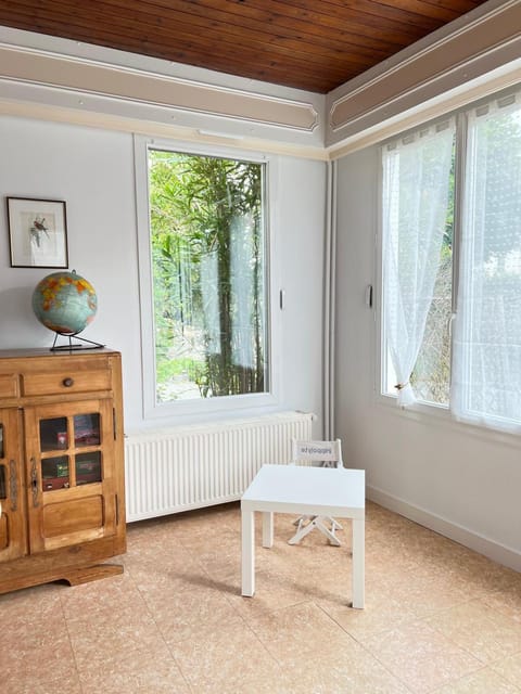 Living room, Seating area, internet