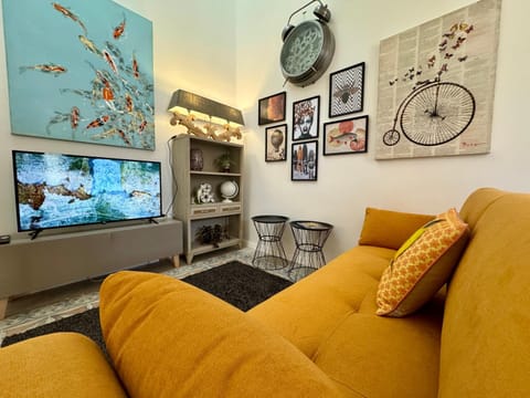 TV and multimedia, Living room, Seating area, Evening entertainment