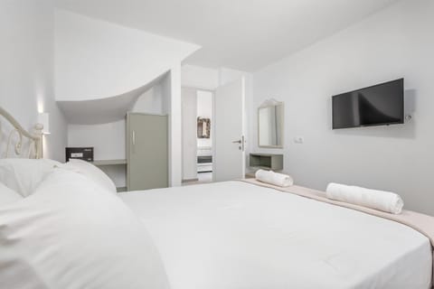 Bed, TV and multimedia, Bedroom, wardrobe