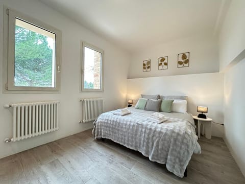 Bed, Bedroom, towels