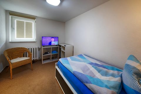 Bed, TV and multimedia, Bedroom