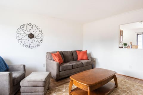 Semi Finished Basement with Pvt Bath Pvt Living Rm and pull out couch House in Westland